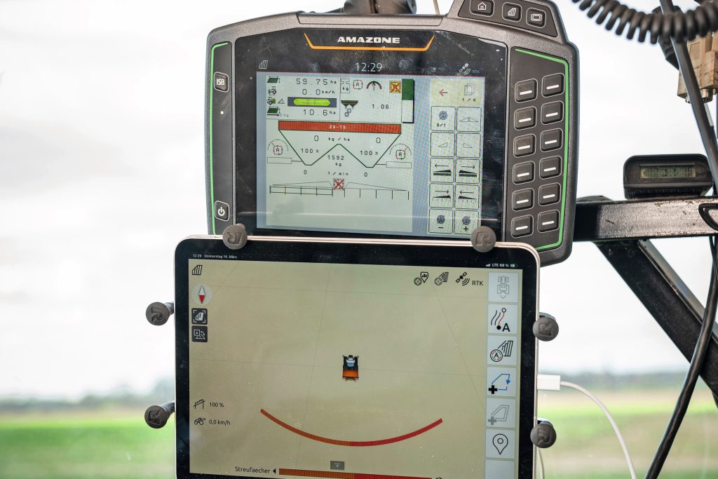 De AmaTron 4 Isobus-terminal boven met de daaraan gekoppelde tablet eronder. De terminal is voor de strooier en de tablet voor het gps-gerelateerde. Hiervoor heb je de AmaTron Twin App (€ 450) nodig.